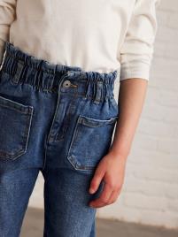 Jeans estilo 'paperbag', para menina azul medio liso
