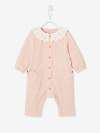 Macacão em gaze de algodão, gola em bordado inglês, para bebé rosa claro liso com motivo